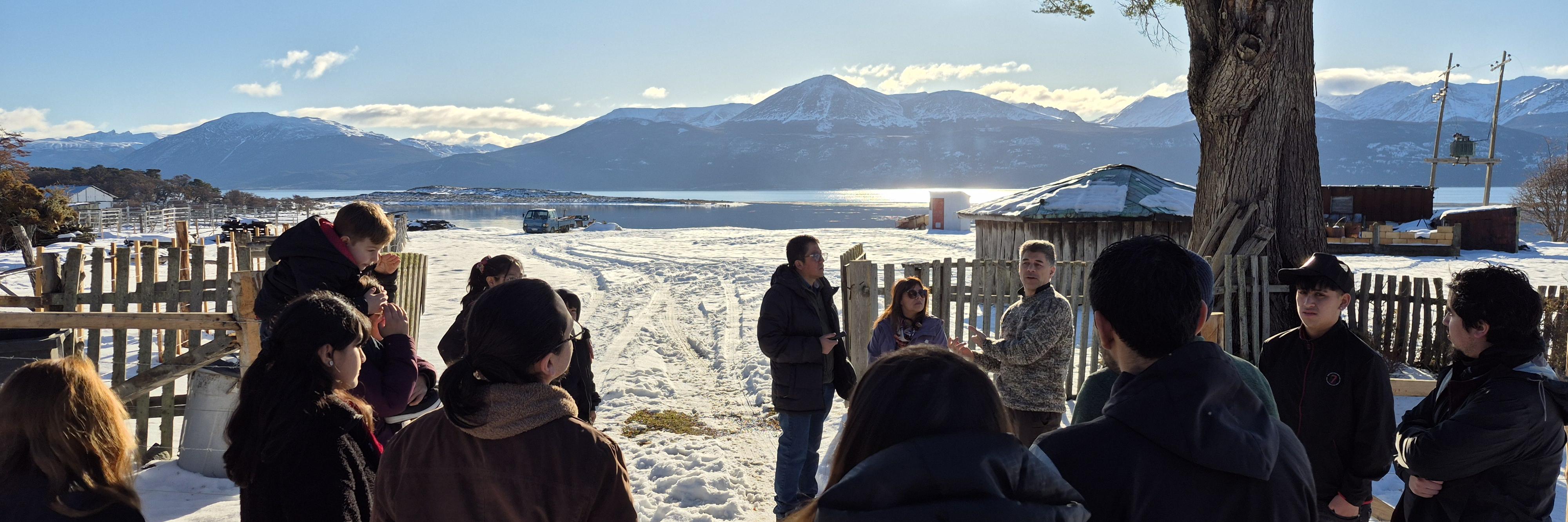 Vecinos de Puerto Williams visitan la Estancia Róbalo durante la celebración del Día de los Patrimonios.