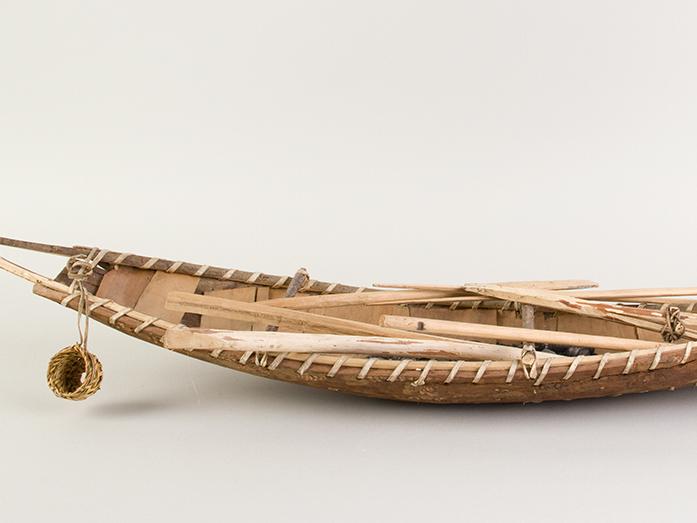Modelo a escala de canoa yámana.
