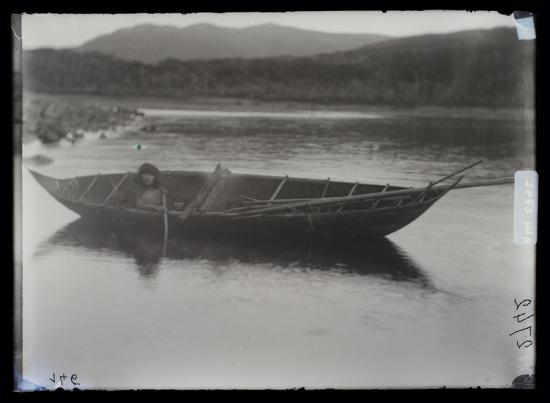 Fotografía de piragua fueguina, Cabo de Hornos, 1882-1883. Colección Museo Quai Branly.